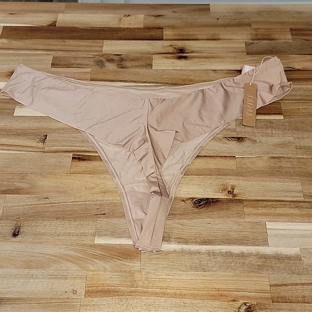 SKIMS Kim Kardashian Women's 4X Thong Panties New w/ Tags!